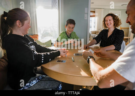 Glückliche Familie poker Spielen am Tisch zu Hause Stockfoto