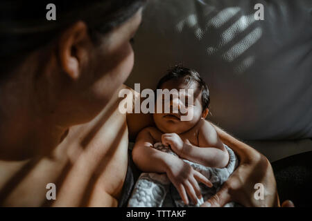 Ansicht von oben der Mutter tragen Schlafen neugeborene Tochter zu Hause Stockfoto