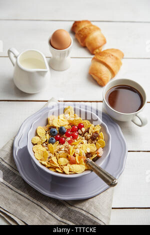 Hohe Betrachtungswinkel von Frühstück am Tisch serviert Stockfoto