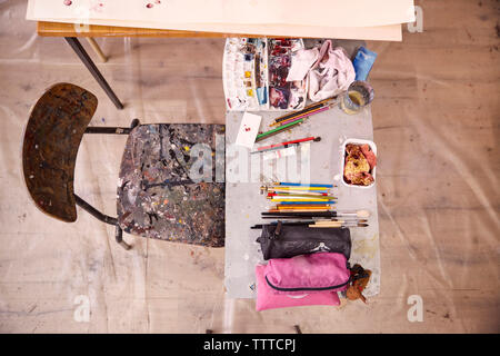 Hohe Betrachtungswinkel der Kunst und Handwerk Ausrüstung auf Tisch mit Stuhl Stockfoto
