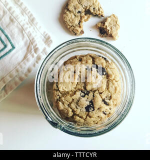 Ansicht von oben von Chocolate Chip Cookies auf Tabelle Stockfoto