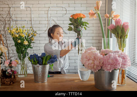 Florist arrangieren bouquet Flower Shop Stockfoto