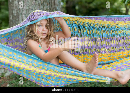 Junge Mädchen Sommer in einer Hängematte genießen. Stockfoto