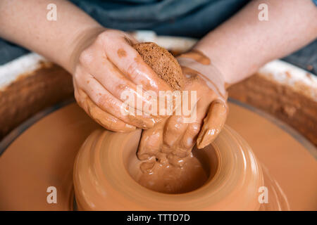 Nahaufnahmen der Hände der Frau molding Clay am Rad Stockfoto