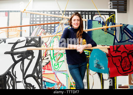 Portrait von zuversichtlich Künstlerin stand in art studio Stockfoto