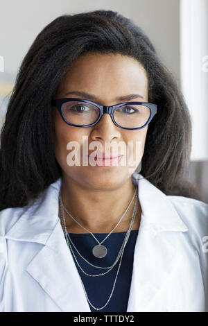 Portrait von zuversichtlich Ärztin tragen Brillen beim Stehen in der Klinik Stockfoto