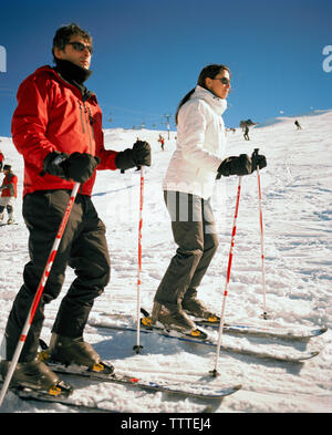 Argentinien, Bariloche, Cerro Kathedrale, close-up der Menschen Skifahren auf schneebedeckten Berg Stockfoto