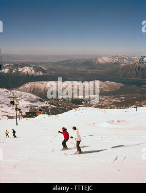 Argentinien, Bariloche, Cerro Kathedrale, Menschen Skifahren auf schneebedeckten Berg Stockfoto