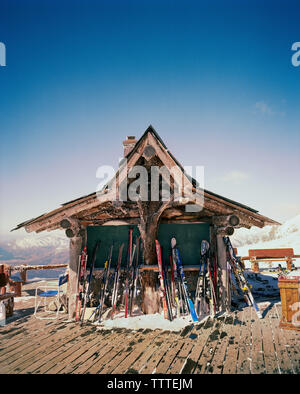 Argentinien, Bariloche, Cerro Kathedrale, ihre Skiausrüstung durch Ski Resort arrangiert Stockfoto