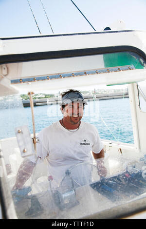 BERMUDA. Hamiltona Parish. Der örtliche Fischer Steve legte im Hamilton Princess & Beach Club Hotel an. Stockfoto