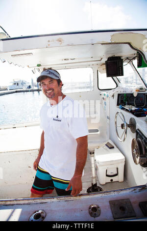 BERMUDA. Hamiltona Parish. Der örtliche Fischer Steve legte im Hamilton Princess & Beach Club Hotel an. Stockfoto