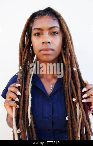 BERMUDA. Hamilton Parish. Portrait of Destiny, eine Gastgeberin im 1609 Bar Restaurant im Hamilton Princess & Beach Club Hotel. Stockfoto