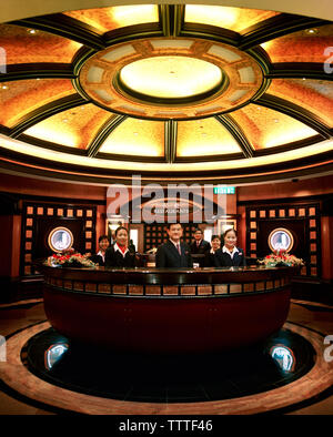 CHINA, Macau, Asien, Sands Macau Hotel, das Personal an der Rezeption im VIP Lobby in Sands Macau Hotel Stockfoto