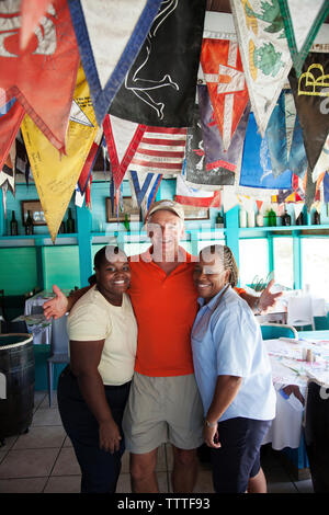 EXUMA, Bahamas. Die Einheimischen in der Staniel Cay Yacht Club im Stanley Cay. Stockfoto