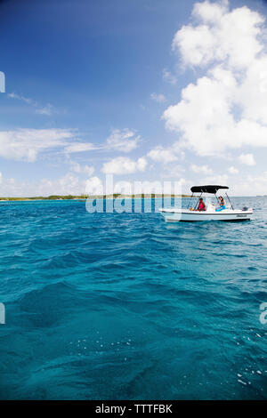 EXUMA, Bahamas. Segeln und Bootfahren um Fowl Cay. Stockfoto