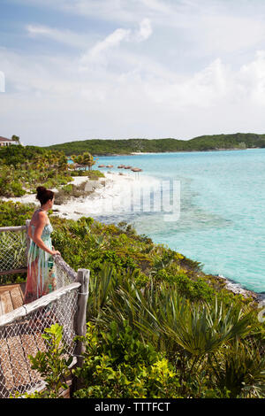 EXUMA, Bahamas. Nicole auf einem Balkon einer der Villen an der Fowl Cay Resort. Stockfoto