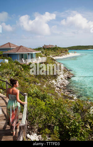 EXUMA, Bahamas. Nicole auf einem Balkon einer der Villen an der Fowl Cay Resort. Stockfoto