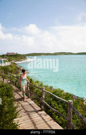 EXUMA, Bahamas. Nicole auf einem Balkon einer der Villen an der Fowl Cay Resort. Stockfoto