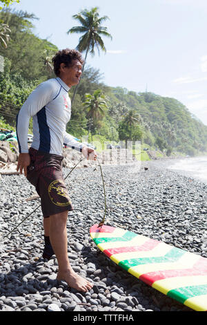 Französisch Polynesien, Tahiti. Lokale Surfer an papenoo Strand. Stockfoto