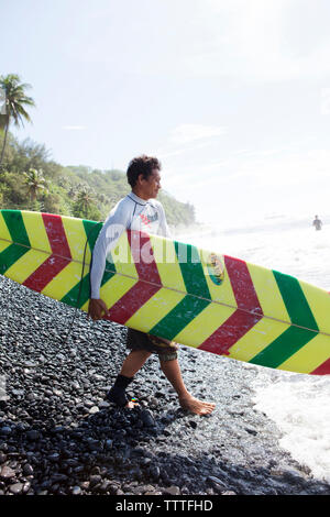 Französisch Polynesien, Tahiti. Lokale Surfer an papenoo Strand. Stockfoto