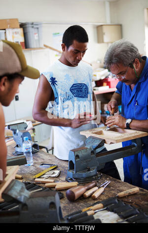 Französisch Polynesien, Tahiti. Studenten in den Mittelpunkt des Metiers D'Art in Papeete. Stockfoto