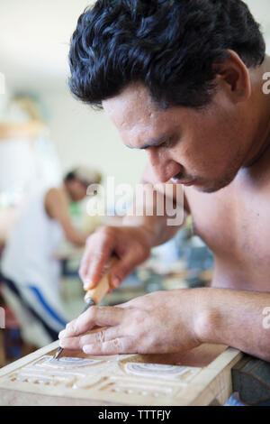 Französisch Polynesien, Tahiti. Studenten in den Mittelpunkt des Metiers D'Art in Papeete. Stockfoto