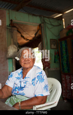 Französisch Polynesien Tahaa Island. Eine Großmutter in der Küche sitzt. Stockfoto
