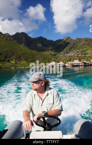 Französisch Polynesien Moorea. Eine Bootsfahrt mit dem Intercontinental Moorea Resort und Spa im Hintergrund. Stockfoto