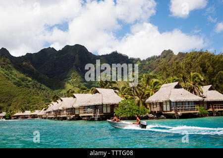 Französisch Polynesien Moorea. Eine Bootsfahrt mit dem Intercontinental Moorea Resort und Spa im Hintergrund. Stockfoto