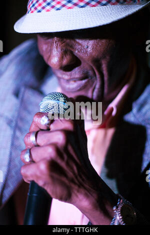 JAMAIKA, Port Antonio. Albert Minott von den Jolly Boys tritt in der Bush Bar, Geejam Hotel auf. Stockfoto