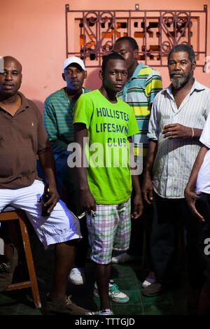 Jamaika Port Antonio. Einheimische trinken an der Boundbrook Bar. Stockfoto