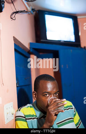 Jamaika Port Antonio. Einheimische trinken an der Boundbrook Bar. Stockfoto