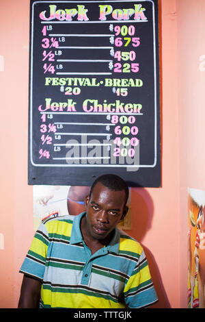 Jamaika Port Antonio. Einheimische trinken an der Boundbrook Bar. Stockfoto