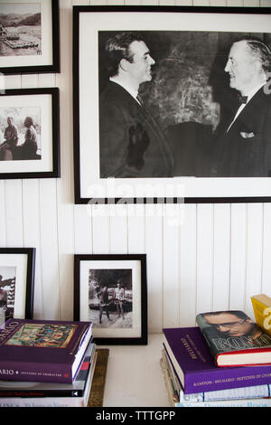 JAMAIKA, Oracabessa. Die Lobby mit Fotos von Ian Fleming und James Bond im Goldeneye Hotel and Resort. Stockfoto