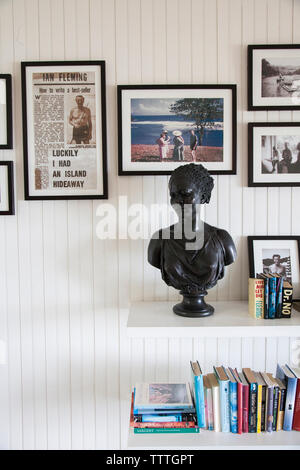 JAMAIKA, Oracabessa. Die Lobby mit Fotos von Ian Fleming und James Bond im Goldeneye Hotel and Resort. Stockfoto