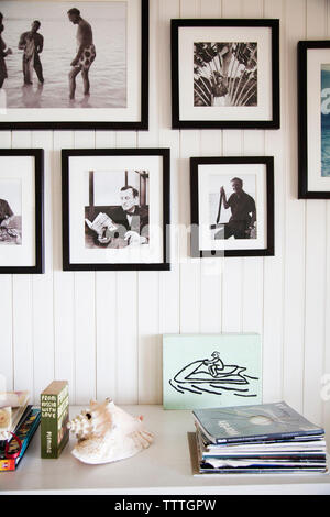 JAMAIKA, Oracabessa. Die Lobby mit Fotos von Ian Fleming und James Bond im Goldeneye Hotel and Resort. Stockfoto