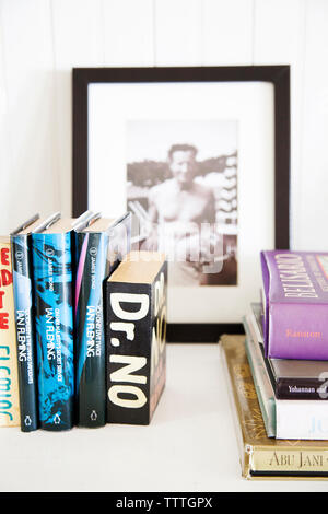 JAMAIKA, Oracabessa. Die Lobby mit Fotos von Ian Fleming und James Bond im Goldeneye Hotel and Resort. Stockfoto