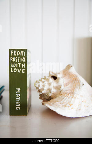 JAMAIKA, Oracabessa. Die Lobby mit Fotos von Ian Fleming und James Bond im Goldeneye Hotel and Resort. Stockfoto