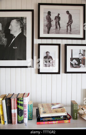 JAMAIKA, Oracabessa. Die Lobby mit Fotos von Ian Fleming und James Bond im Goldeneye Hotel and Resort. Stockfoto