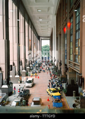 MALAYSIA, Kuala Lumpur, Erhöhte Ansicht von Autos und Motorrädern in Times Square Mall geparkt Stockfoto