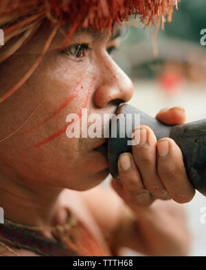 PERU, Regenwald des Amazonas, Südamerika, Lateinamerika, tribal Mann hält eine blaspistole. Er ist Teil der Yagua Stamm. Stockfoto