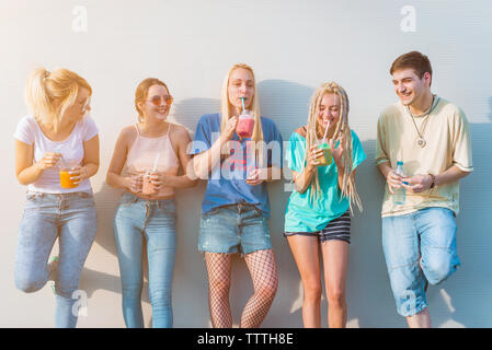 Junge Freunde genießen Smoothie Getränke auf Sommer Tag Stockfoto