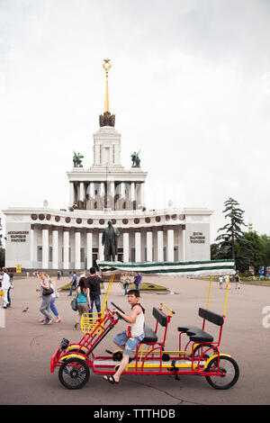 Russland, Moskau. Touristen und einheimische Besucher vor dem valdimir Lenin-denkmal auf dem Allrussischen Ausstellungszentrum. Stockfoto