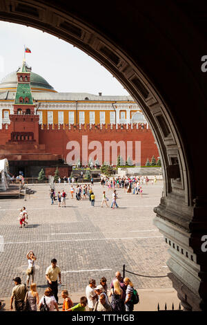 Russland, Moskau. Touristen auf dem Roten Platz. Stockfoto