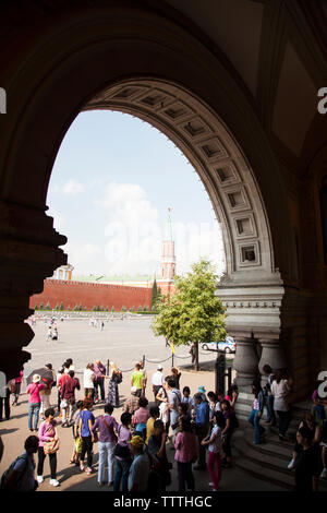 Russland, Moskau. Touristen auf dem Roten Platz. Stockfoto