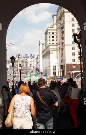 Russland, Moskau. Eine Masse von Touristen zu Fuß aus dem Roten Platz in der Twerskaja-Straße. Stockfoto