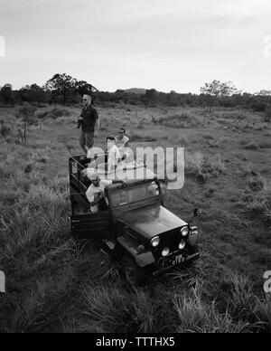 SRI LANKA, Asien, Touristen mit Guide an udawalawe National Wildlife Park Stockfoto