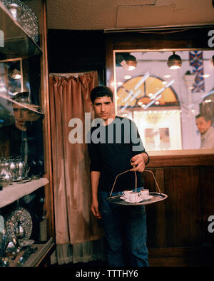 Türkei, Istanbul, Portrait von Teenager die Kaffeetassen in der Grand Bazaar. Stockfoto