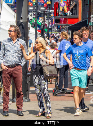 NFL Fans am Broadway während NFL Draft 2019 Nashville Tennessee USA. Stockfoto