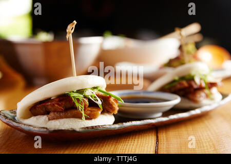 Close-up von Schweinefleisch Brötchen im Teller am Tisch serviert Stockfoto